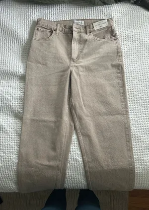 Abercrombie The 90s Straight Ultra High-Rise Jeans thumbnail 1