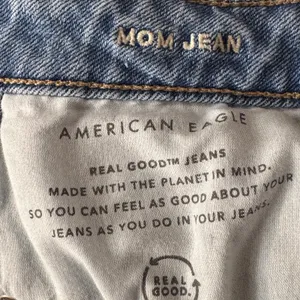 American Eagle SZ 8 SHORT Mom Jeans Distressed Zip-Fly Hi-Rise Zip-Fly Pockets thumbnail 11