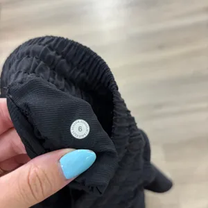 Lululemon Hotty Hot Short High-Rise Long 4" Women Size 6 Black thumbnail 2