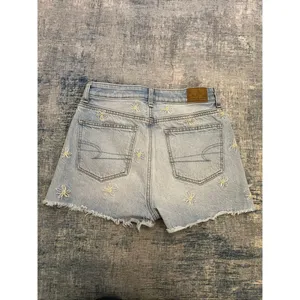 American Eagle Distressed Light Wash Daisy Embroidered Cut Off Mom Shorts Size 0 thumbnail 2