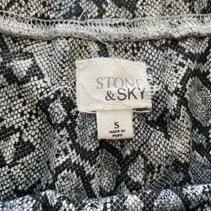 EUC Stone &‎ Sky women’s gray reptile print patterned soft stretch twist skirt S thumbnail 4