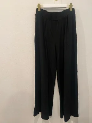 Women's Black Ribbed Two-Piece Set - Casual Pants & Cropped Top thumbnail 3