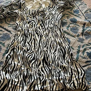 Showpo size 4 dress‎ thumbnail 4
