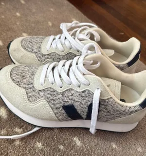 VEJA Sneakers thumbnail 1