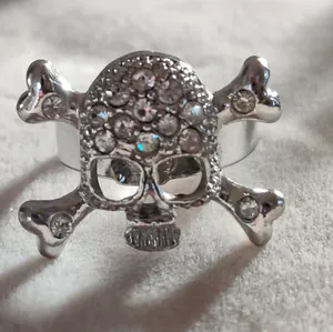 New Vintage silver Skull crossbones with Rhinestones ring 💍 Halloween 👻 Fits 5-7 thumbnail 1