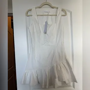 NWT The Lucy Ruffle Dress White Size M thumbnail 4
