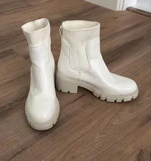 White boots Size 7.5 thumbnail 1