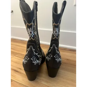 Anjou Femme Black Embroidered Western Cowboy Boots Floral Boho Wm 8.5/ Size 39 thumbnail 2