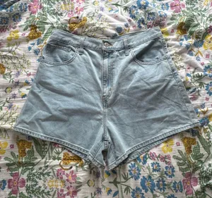 Levi’s Mom Shorts Light Wash High-Waisted thumbnail 1