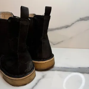 Clarks Wmns Black Leather Desert Peak Chelsea Boots Sz 7.5 Classic Closet Staple thumbnail 6