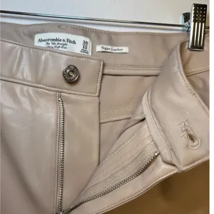 Abercrombie & Fitch‎ The 90s Straight Ultra High Rise Vegan Leather Pants 30/10 thumbnail 3