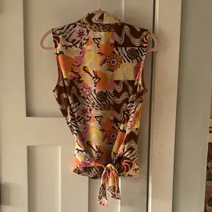 Brown and Pink Tie Front Graphic Blouse retro wrap style‎ thumbnail 2