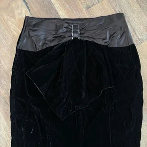Vintage Scott Mcintosh Black Velvet Rhinestone Bow Midi Skirt thumbnail 3