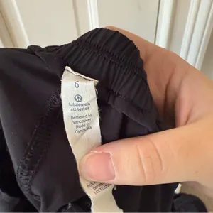 Lululemon Black Pleated Athletic Shorts With Pockets Size 6 thumbnail 5