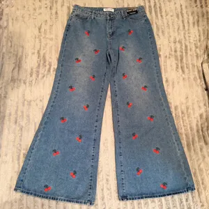 Ashley Mason Premium Baggy Jeans Womens 11/30 Light Wash Cherry Embroidered Y2K‎ thumbnail 2