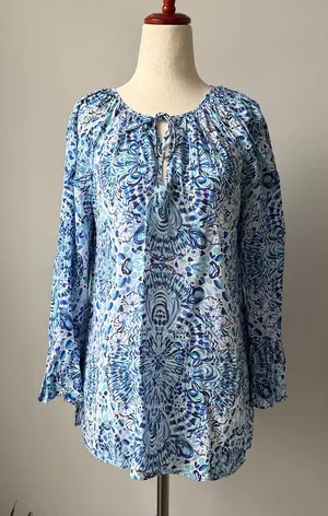 Lilly Pulitzer Blue and White Patterned Blouse Size Medium Bell Sleeves Rayon thumbnail 1
