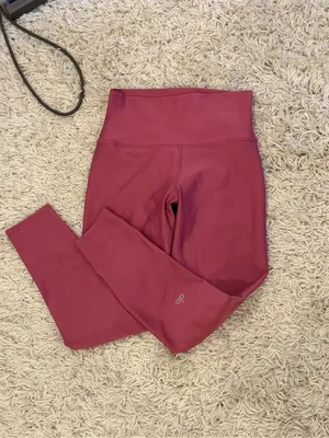 Alo yoga 7/8 airlift High-Rise Leggings in Berry thumbnail 2