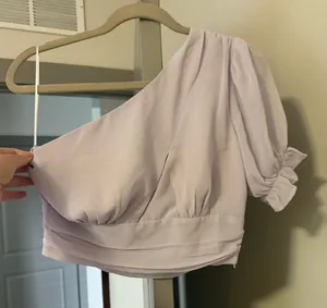 Le Lis Top One-Shoulder Lavender Cropped Blouse Size Small thumbnail 1