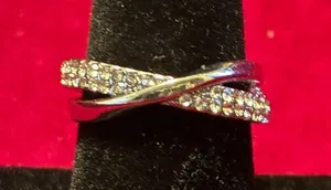 Elegant Silver Crisscross Shimmer Band Ring Sz 7 thumbnail 1