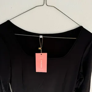 NWT Black stretchy jumpsuit in size large with thumb holes thumbnail 9