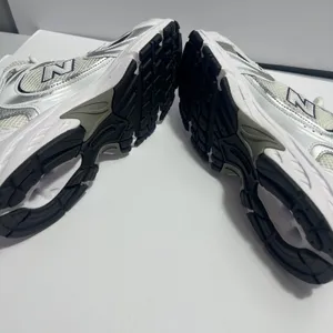 New Balance women’s sneakers in white and navy. Clean and stylish design with a comfortable cushioned insole and lace-up closure. Made in Vietnam. Size 9 US (40.5 EU / 25.5 CM). Great for everyday wear, walking, or casual outfits. Excellent condition thumbnail 8
