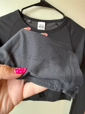 Title: Gymshark Black Seamless Long Sleeve Crop Top thumbnail 3