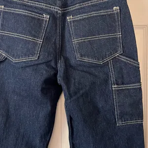 Abercrombie Low-Rise Baggy Cargo Jeans thumbnail 3