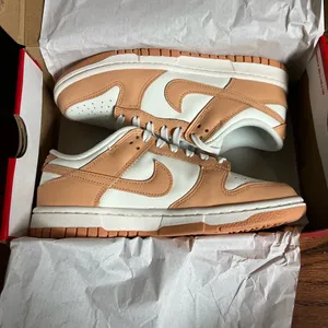 Women’s dunk low - harvest moon thumbnail 1