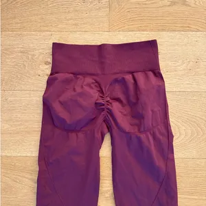 Elite Eleven - Seamless High Waist Scrunch Back Leggings in Cherry Cola Burgandy thumbnail 4