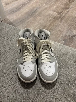 Nike Jordan Grey and white Air Jordan 1 Mid sneakers thumbnail 2