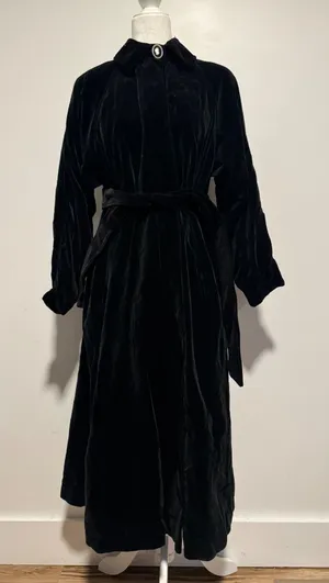 Vintage Black Velvet Opera Coat Womens M Belted Cameo Rhinestone Union Made USA thumbnail 1
