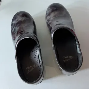 Dansko Women’s Black/Gray Marbled Patent Leather Slip-On Clogs EU 36 thumbnail 5