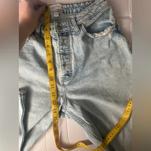 Abercrombie Curve Love: The Dad High Rise Jean 28 thumbnail 9