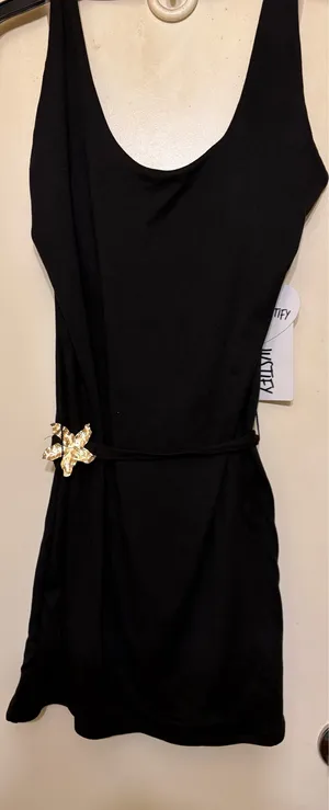 Elegant Black Sleeveless Dress with Gold Flower Detail ✨ thumbnail 4
