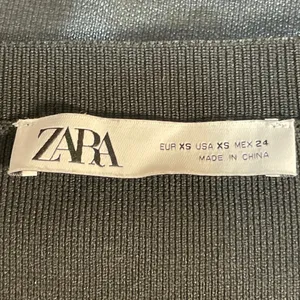 Zara Women's Black Ribbed Knit Sculpt Crew Neck Long Sleeve Crop Top Size XS thumbnail 4