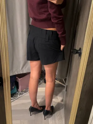 Alice + Olivia Pleated Dress Shorts in Black Size 4 thumbnail 4