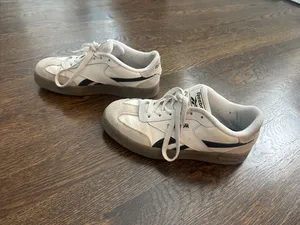 Reebok Off-White and Light Gray Low-Top Sneakers thumbnail 3