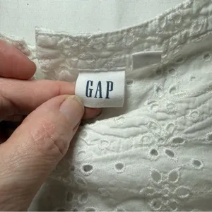 Gap Womens Embroidered White Ruffle Sleeveless Top Blouse Eyelet Size Large thumbnail 6