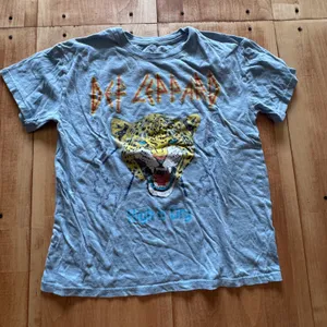 Def Leppard High n Dry Graphic T-Shirt Womens Medium Light Blue‎ Cotton Band Tee thumbnail 1