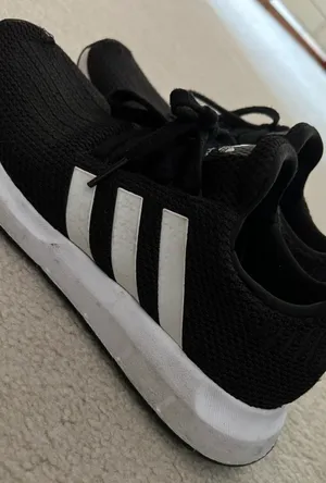 Adidas Tennis Shoes thumbnail 3