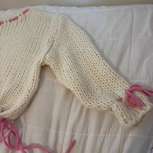 Beginning Boutique cute pink and white sweater with adjustable pink ties thumbnail 3