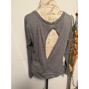 Lululemon Heathered Grey Open Back Crossover Long Sleeve Top Womens‎ Size 68 thumbnail 3