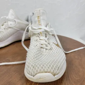 Nike Air Max Womens Bella TR 2 Shoes 9.5 White Metallic Gold Sneakers AQ7492-101 thumbnail 10