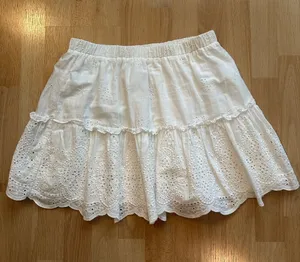 SHEIN White Eyelet Tiered Skirt with Scalloped Hem thumbnail 1