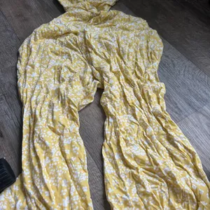 Aerie Yellow White Floral Print Smocked Cutout‎ Wide Leg Cropped Jumpsuit S thumbnail 11