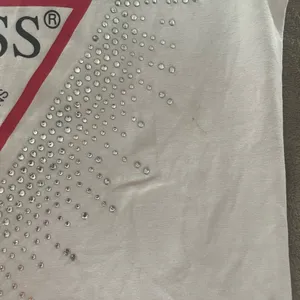 💋NWT GUESS Women's Short Sleeve Crew Neck Star Triangle Tee Shirt, Size XS thumbnail 5