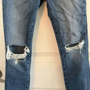 Good American Good Legs Crop Jeans thumbnail 7