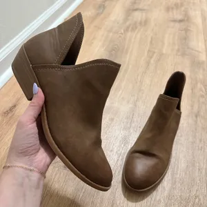 Universal Thread | Almond‎ Toe Stacked Heel Brown V-Cut Ankle Booties, Size 9 thumbnail 1