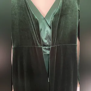 REVELRY Vera Velvet Dress in Emerald Green Size 4 | Evening | Bridesmaid Dress thumbnail 8