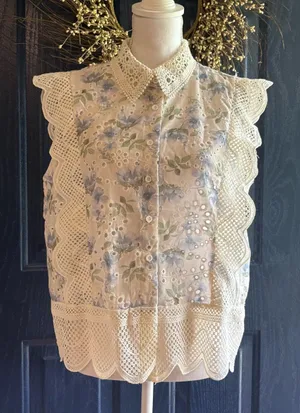 Ultra Pink Cream Eyelet Lace Floral Sleeveless Blouse with Blue Floral size L thumbnail 1